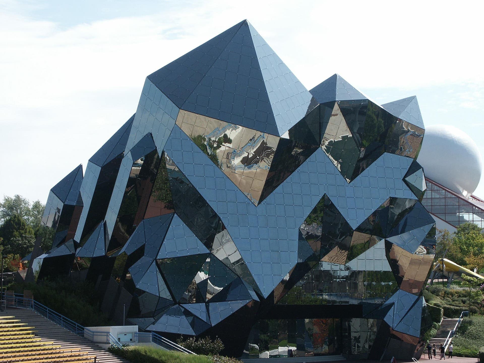 A glowing building at night in Futuroscope.