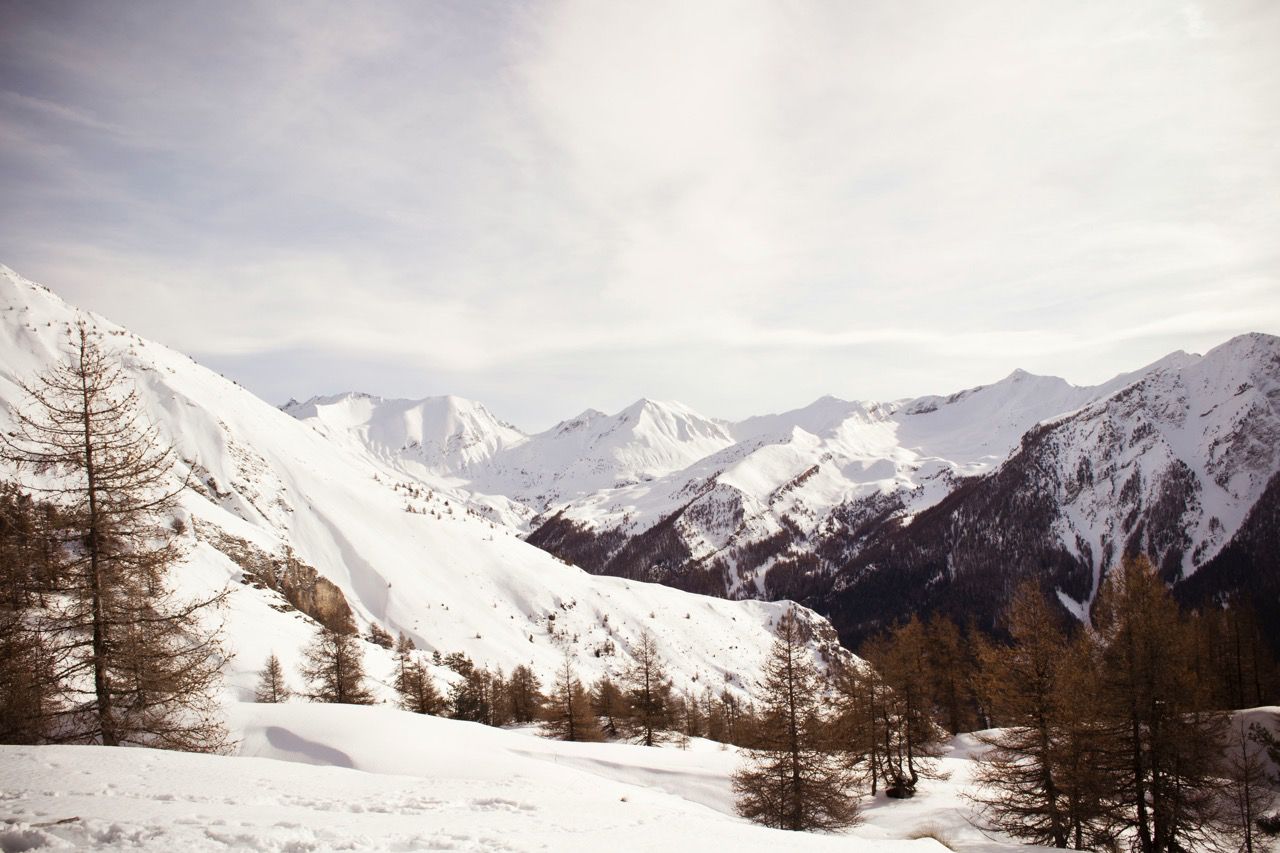 Intérieur chaleureux d'un chalet de montagne.